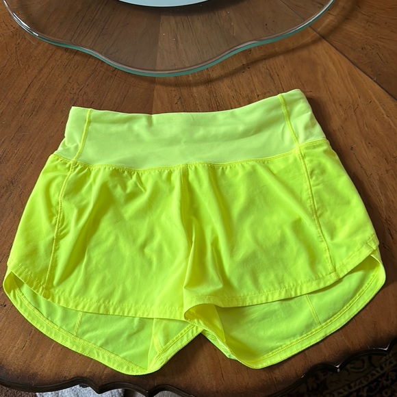 LULULEMON Speed Up Mid- Rise Lined Short 4"
Highlight Yellow in size 2 - Picture 1 of 2